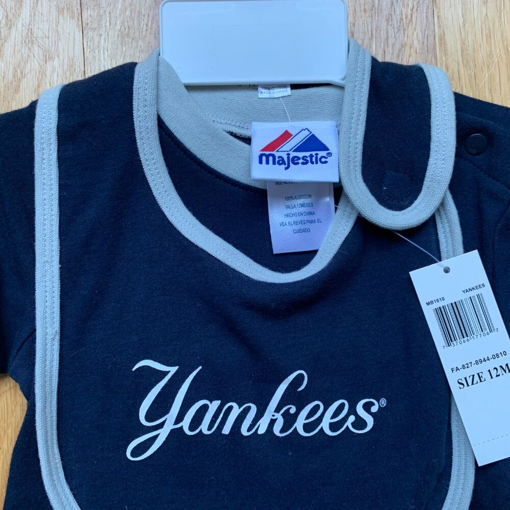 NWT Yankees 3-Piece Onesie Set 12 months Bib and Booties - Picture 2 of 13